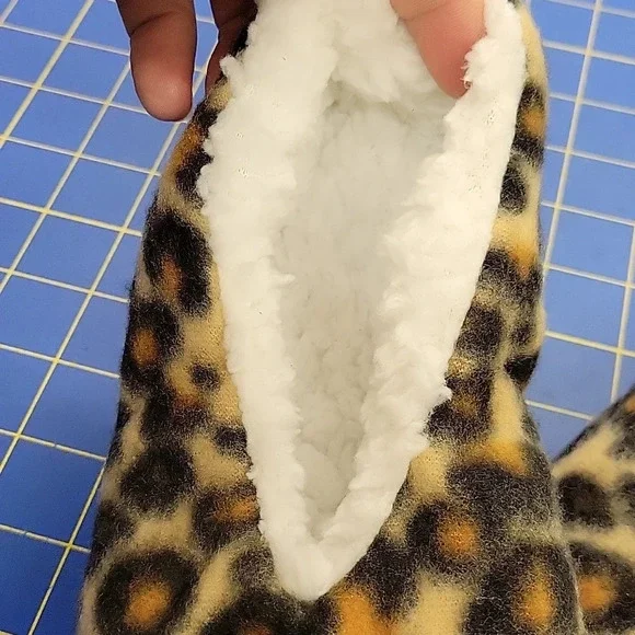 Women's Slippers fits shoe size 5-9 One Size Fits Most Leopard - Picture 3 of 3